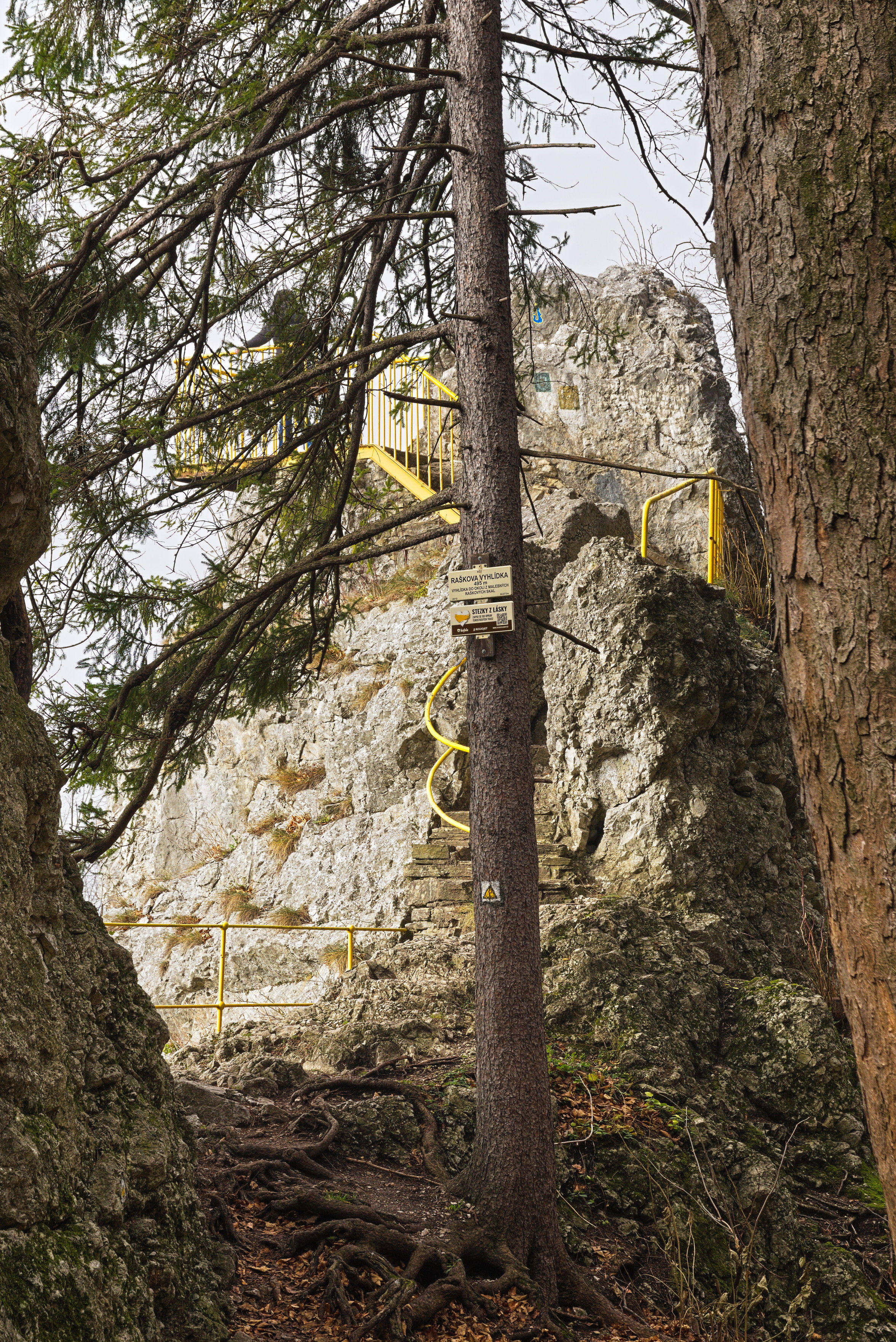 Pohled na přístupovou cestu na vyhlídku