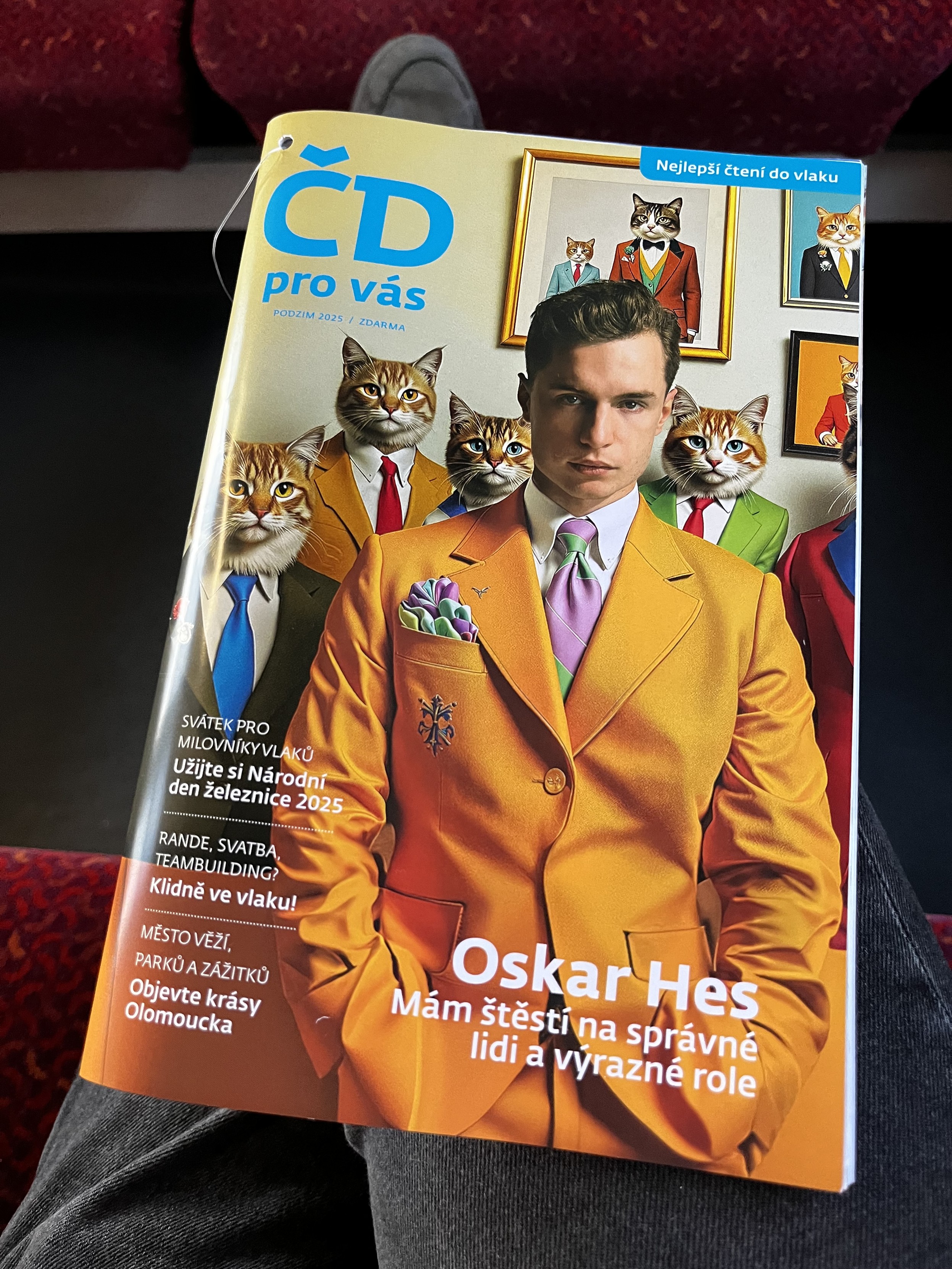 obálka časopisu ČD pro vás, kde je Oskar Hes a za ním kočky v oblecích